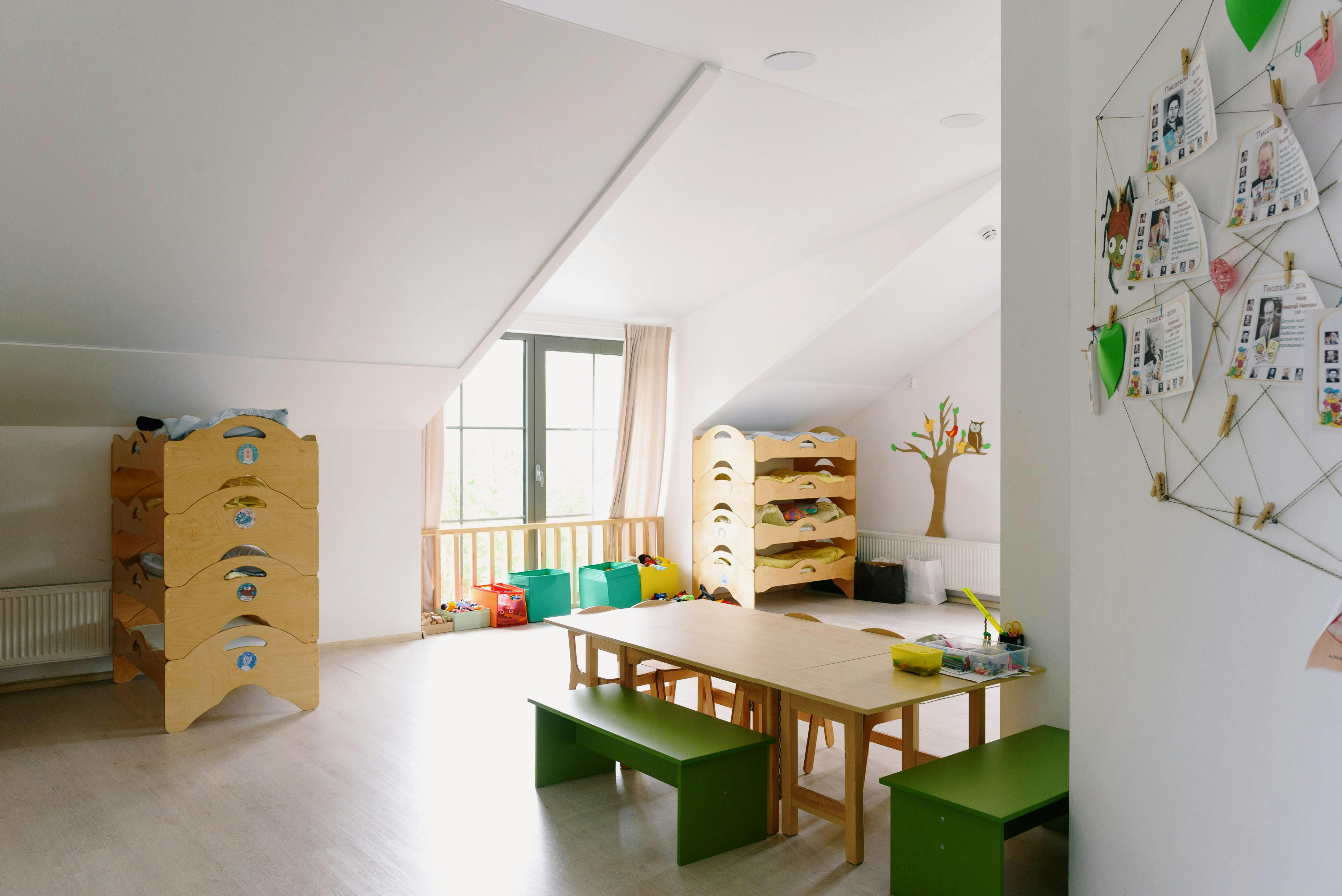 Aula Montessori con muebles de madera