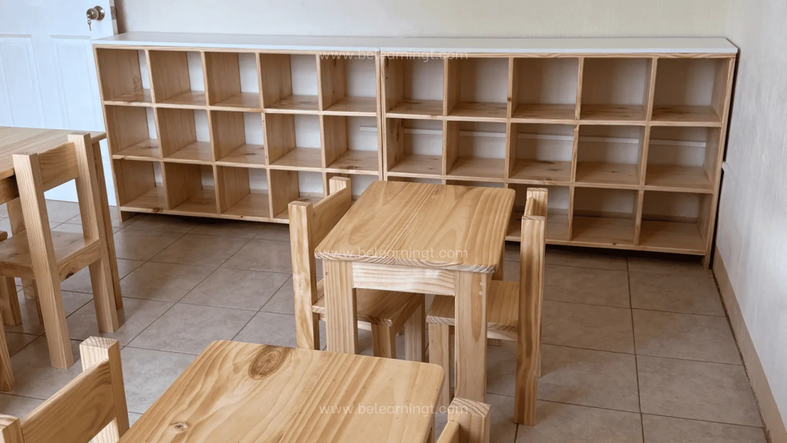 Aula Montessori con muebles de madera