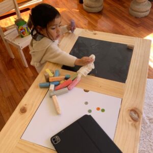 jugando en mesa sensorial