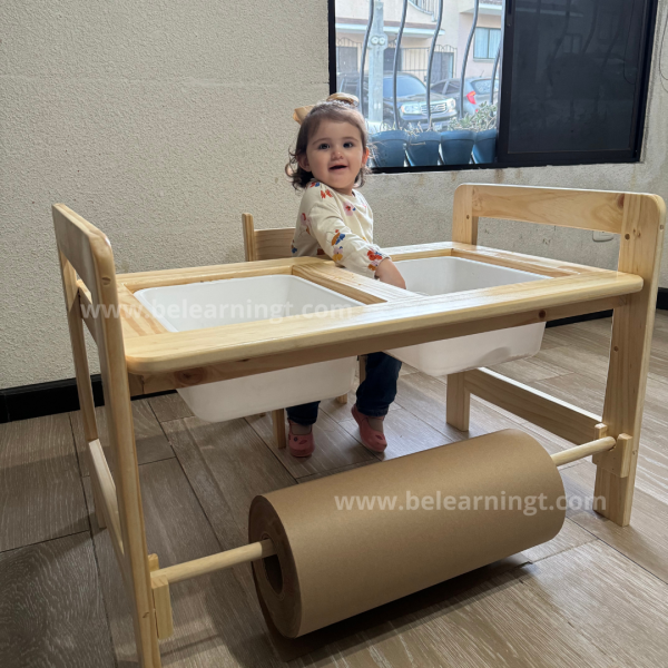 Niña jugando en mesa sensorial en Guatemala, Be learning