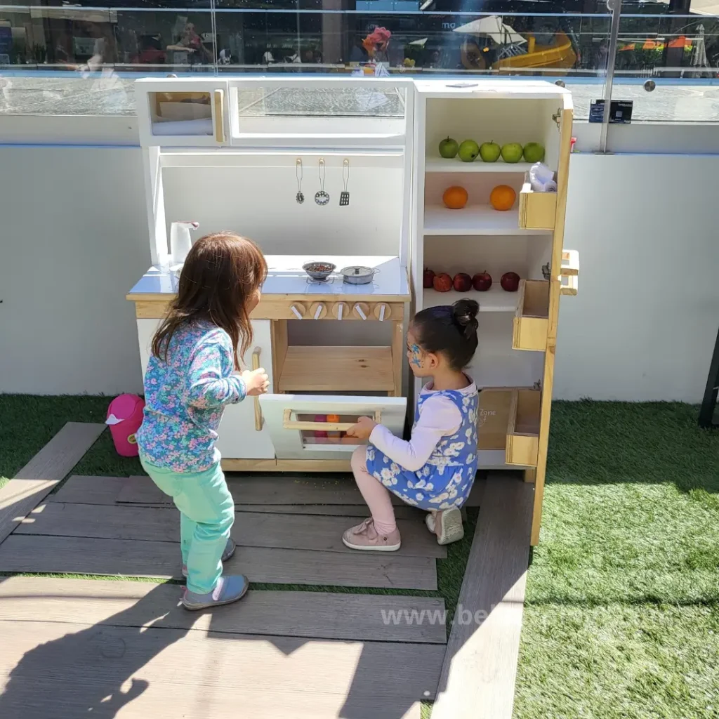 Niñas jugando con muebles montessori