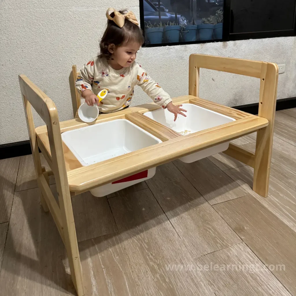 Niña jugando con mesa montessori, Guatemala.